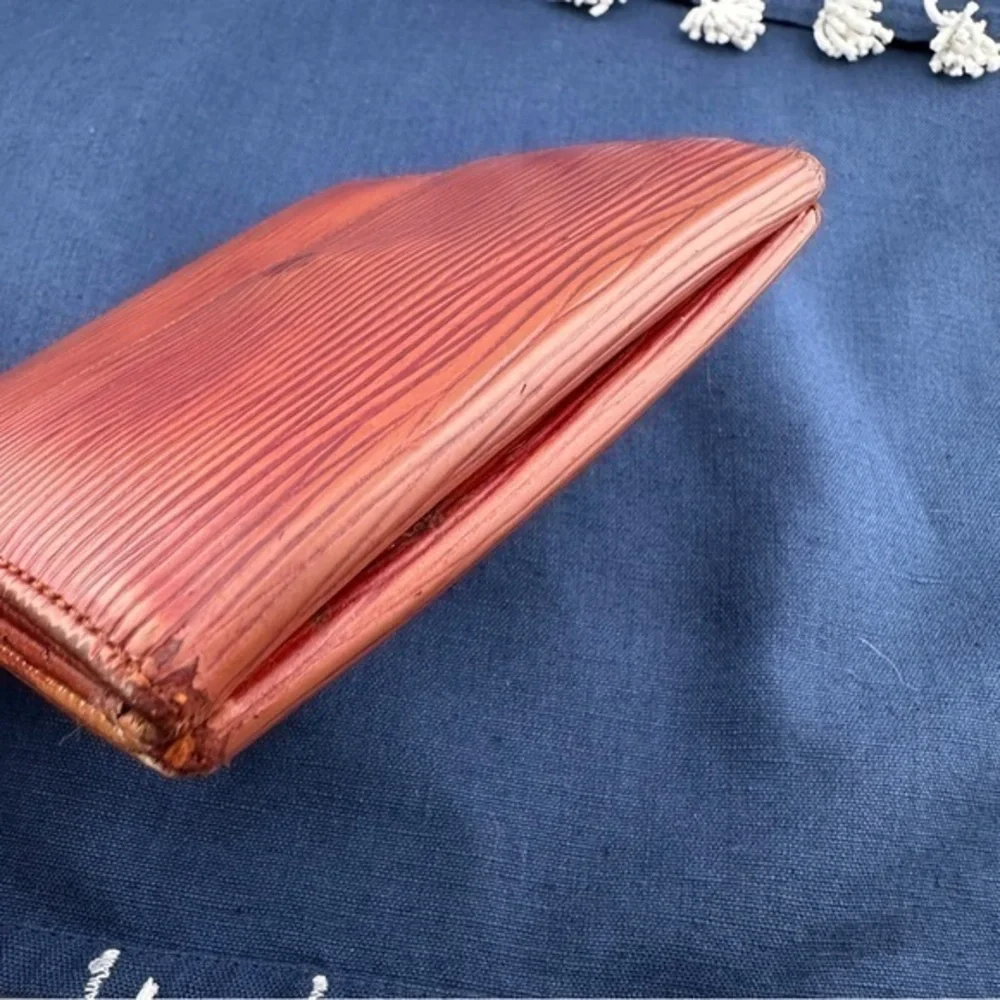 AUTHENTIC Louis Vuitton Malletier Epi Leather Elise Wallet. Deep brown.